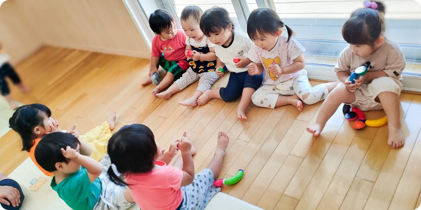お子さんと保護者が自由に遊びの風景