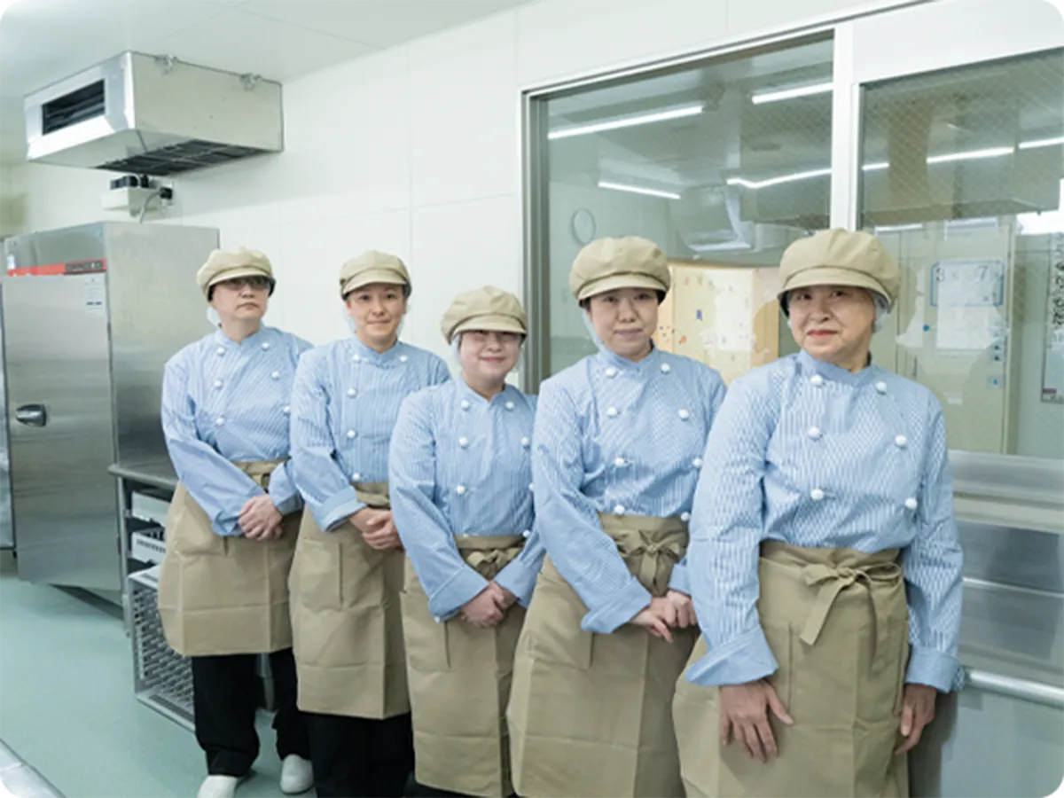 厨房従業員達の様子