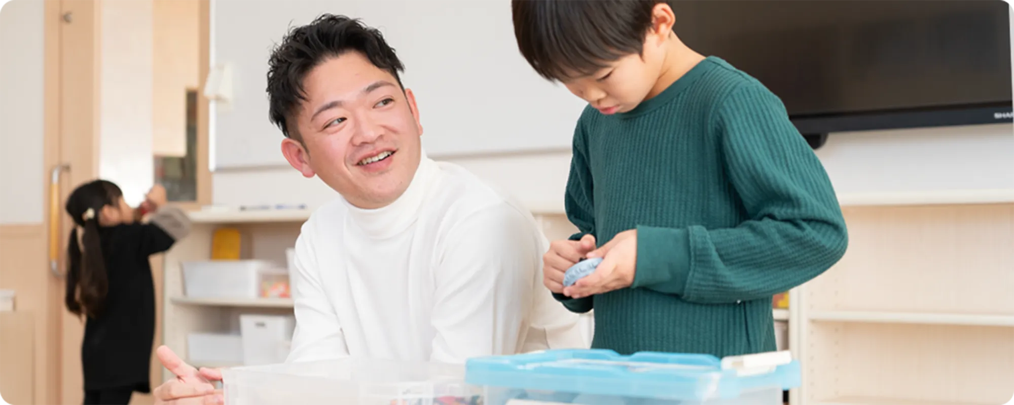 家族でインタビューを受ける様子