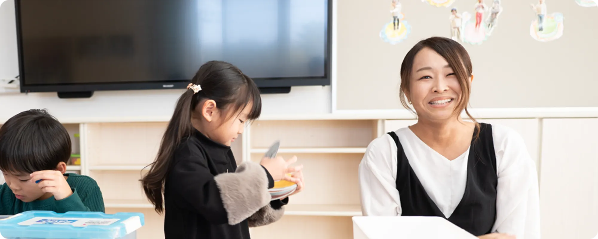 親御様インタビューを受ける様子