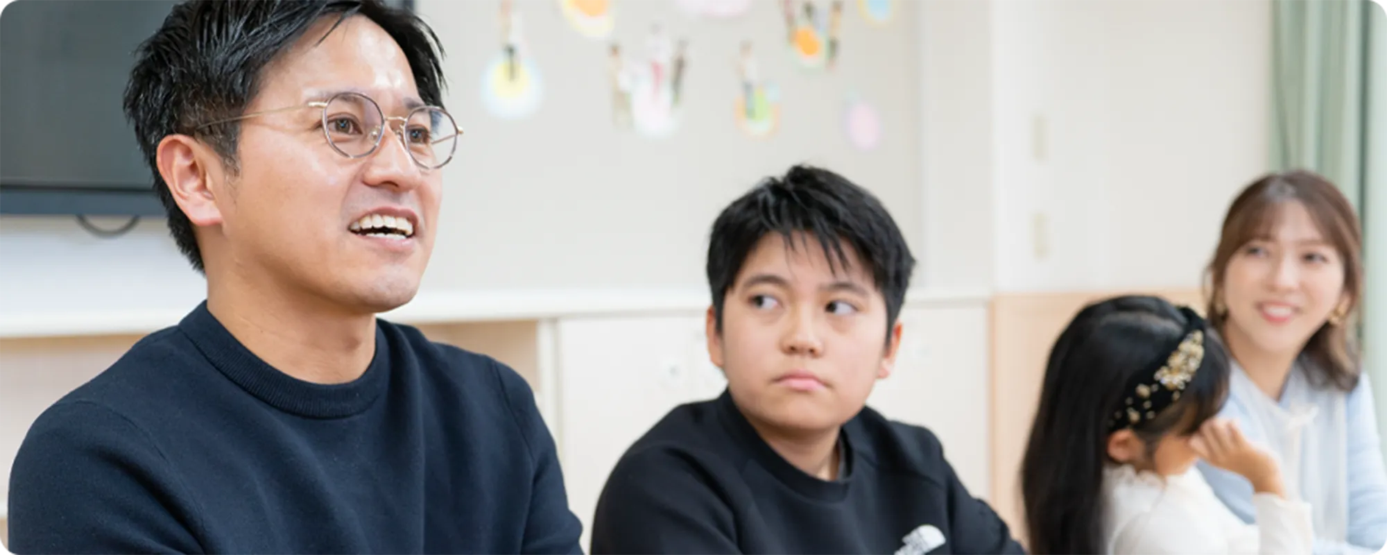 家族でインタビューを受ける様子