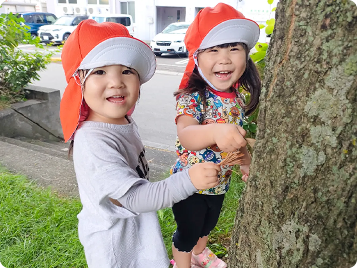 友達と協力できる子ども画像